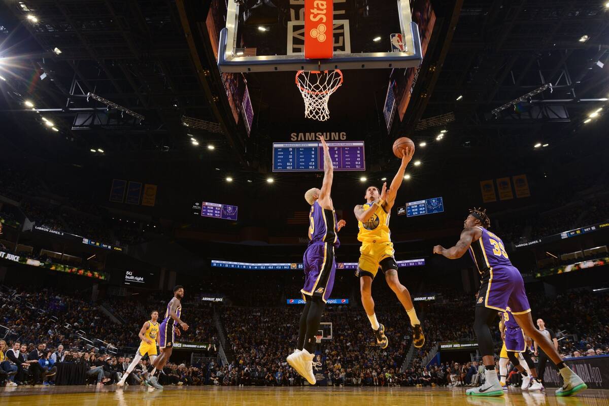Juan Toscano hizo su debut en la NBA en derrota de Warriors