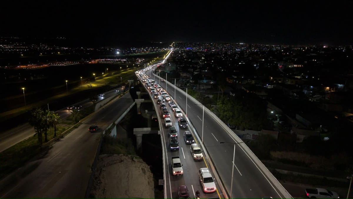 Una larga fila de vehículos se registró la tarde y noche de este viernes en la salida de la vialidad, desde la zona de El Chaparral hacia la delegación Playas de Tijuana. Foto: Border Zoom