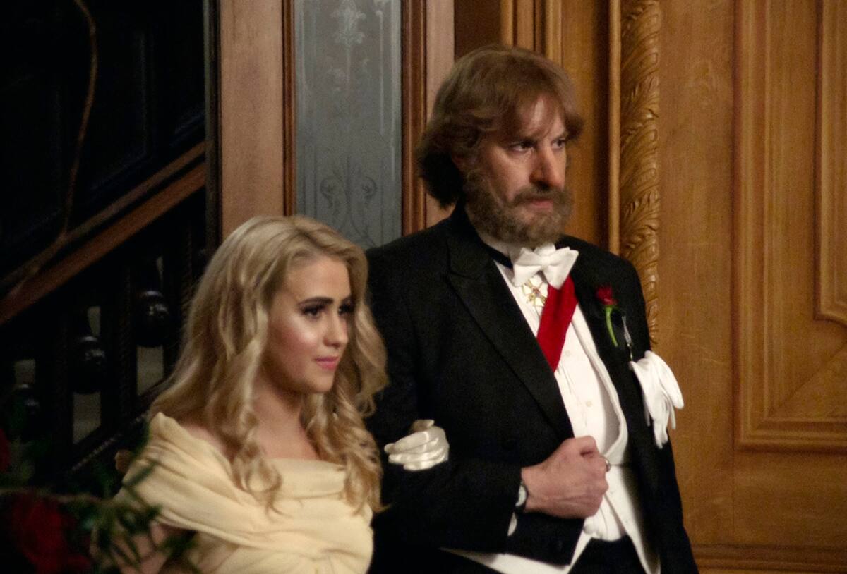 Maria Bakalova, izquierda, y Sacha Baron Cohen en una escena de "Borat Subsequent Moviefilm" en una imagen proporcionada por Amazon Studios. (Amazon Studios via AP)