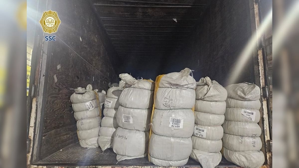 Autoridades de la CDMX detuvieron un camión con 100 bultos de mochilas sin etiquetas ni papeles válidos en la alcaldía Cuauhtémoc, en uno de los operativos contra mercancía ilegal en el Centro Histórico