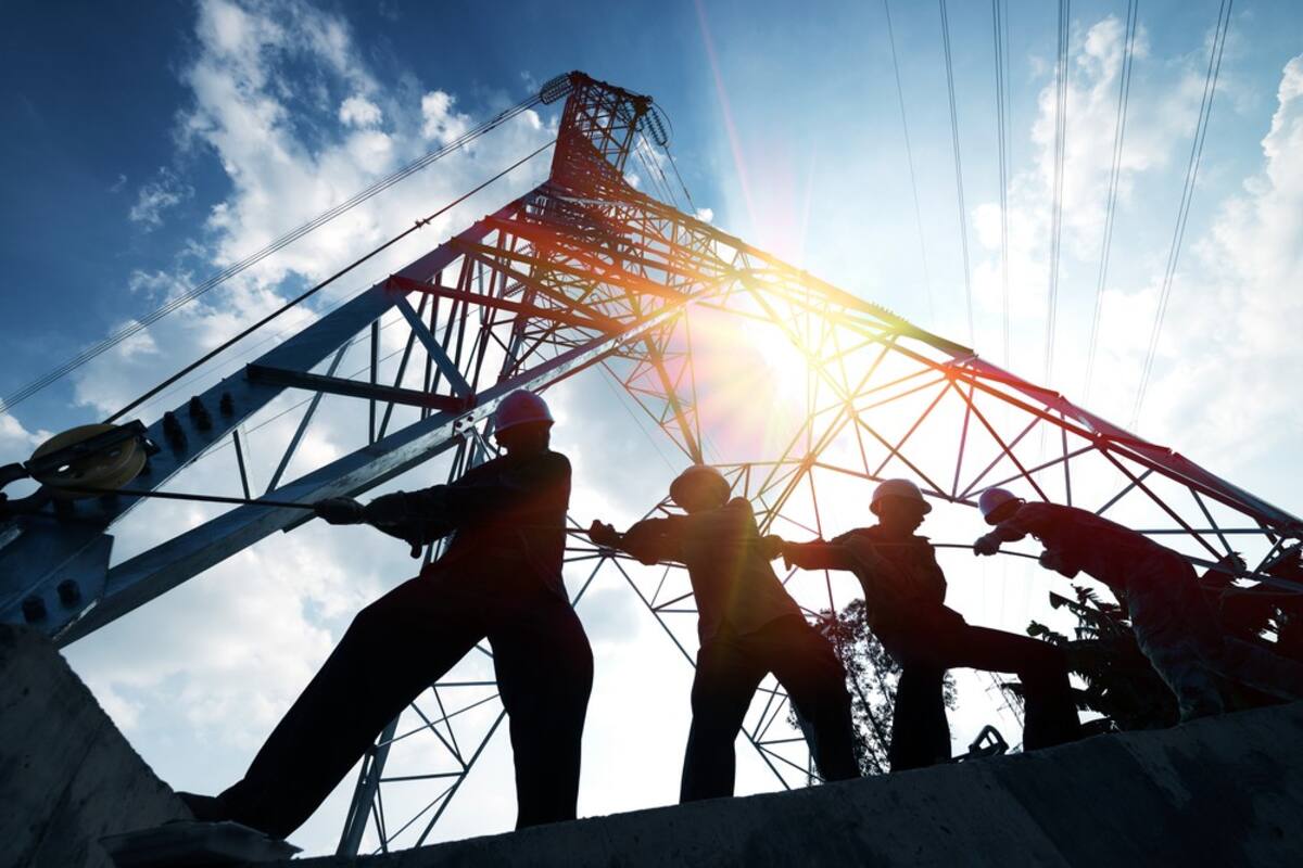 AMLO dice que empresas deberán renegociar contratos bajo nueva ley eléctrica