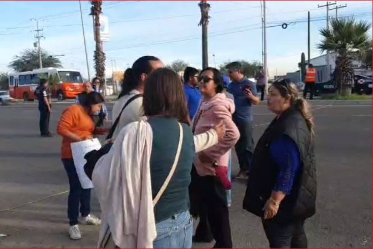 Poca gente acude a marcha contra las Fiestas del Pitic; bloquean por donde pasará AMLO y piden arreglar baches