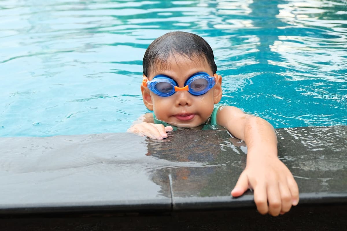 La dependencia federal recomendó a los padres comparar al menos tres opciones de escuelas de natación, antes de elegir una. | Foto: Pexels