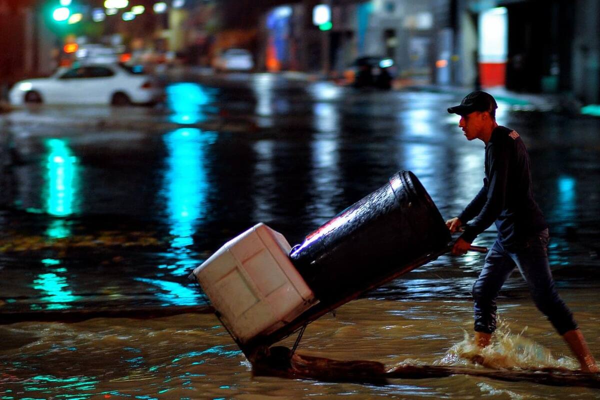 Inunda lluvia intermitente calles de Hermosillo y puso casas en riesgo de derrumbe