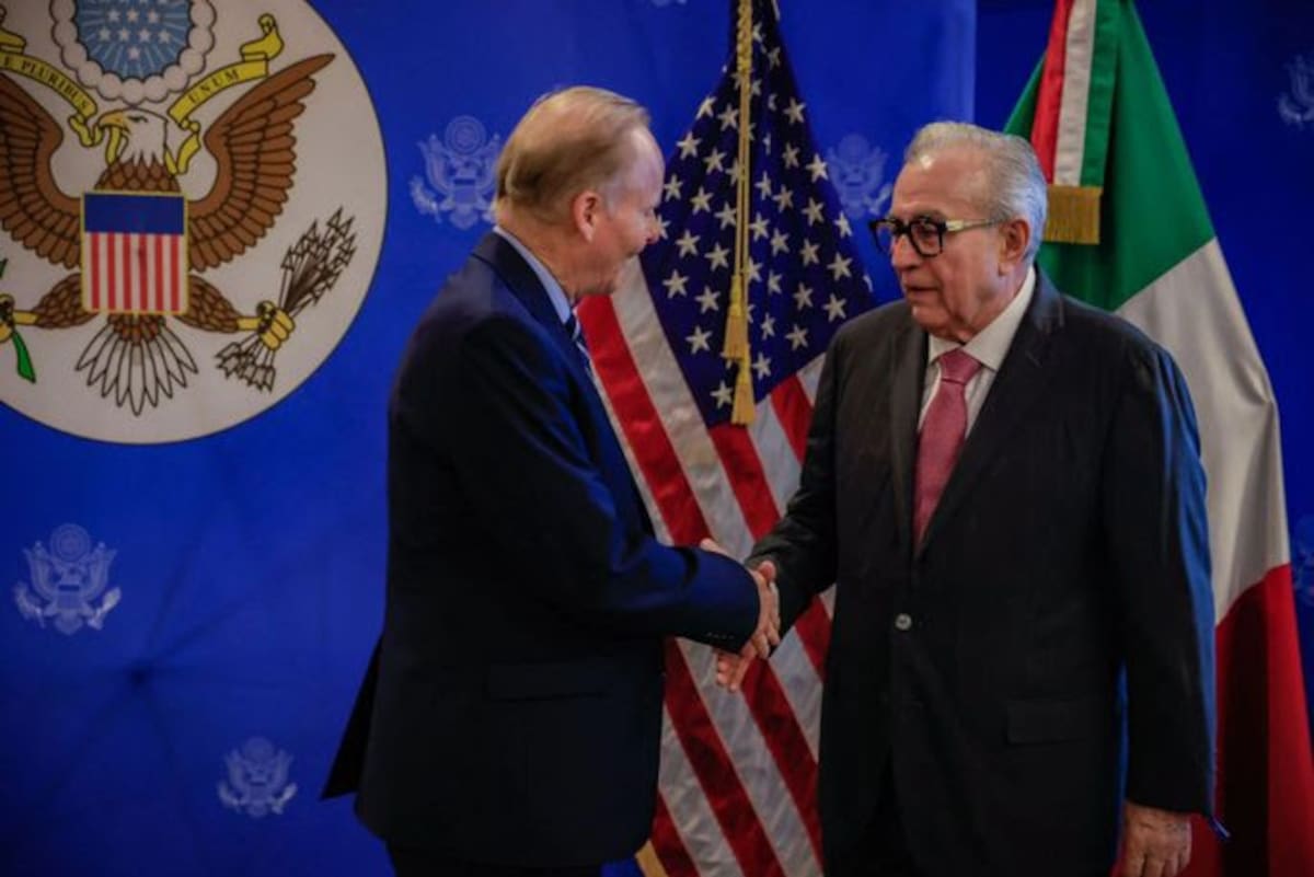 Rubén Rocha, gobernador de Sinaloa, saluda al nuevo Cónsul General de los Estados Unidos de América, Tim Stater en el consulado de Hermosillo por el 249 aniversario de la independencia de los EEUU. | Gobierno de México