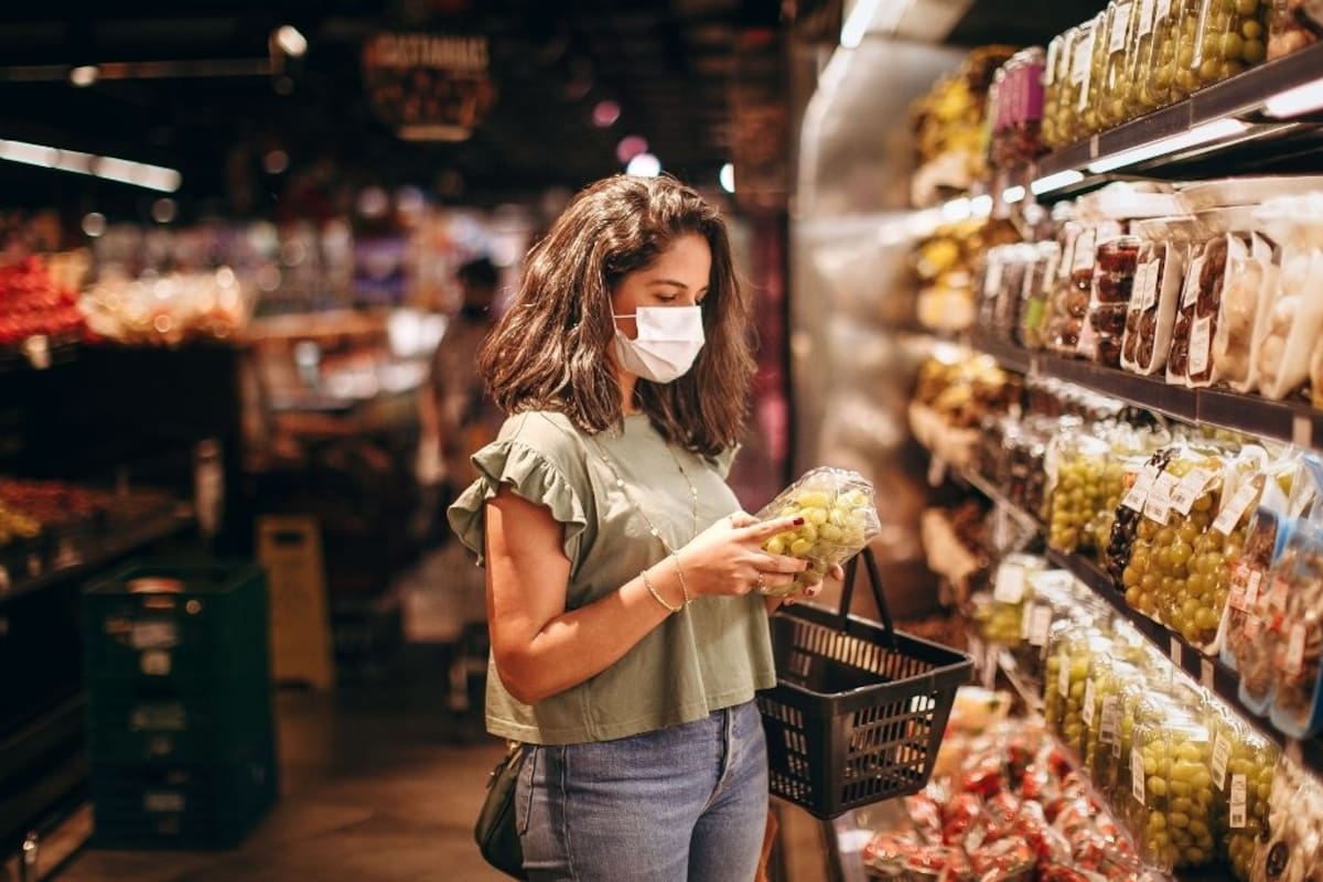 Los precios de los alimentos en EEUU se mantienen 30% más caros que antes de la pandemia por la inflación acumulada en los supermercados, lo que modifica los hábitos de consumo y obliga a las familias a cambiar sus dietas