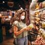 Los precios de los alimentos en EEUU se mantienen 30% más caros que antes de la pandemia por la inflación acumulada en los supermercados, lo que modifica los hábitos de consumo y obliga a las familias a cambiar sus dietas