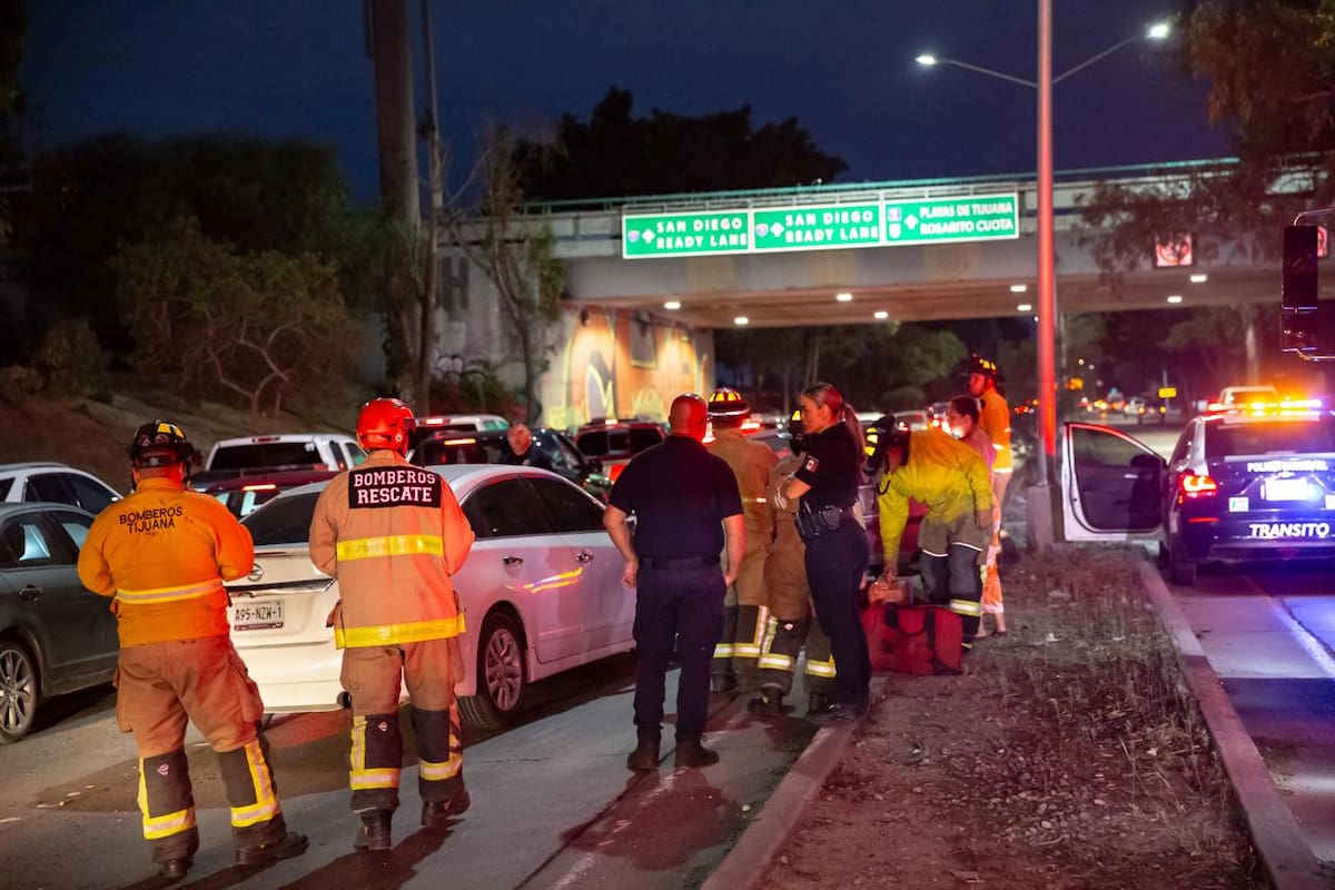 Una mujer resultó con lesiones menores y fue atendida en el lugar por los cuerpos de auxilio. Foto: Border Zoom
