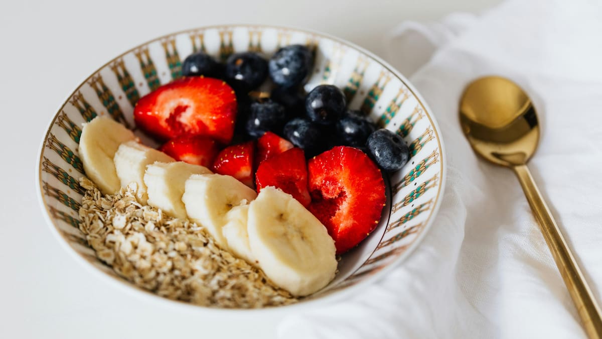 La avena es un desayuno accesible y nutritivo, pero su bajo contenido de proteína puede provocar hambre poco tiempo después de consumirla|Foto: Canva