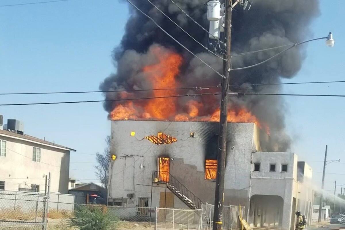 Incendio acaba con edificio en El Centro
