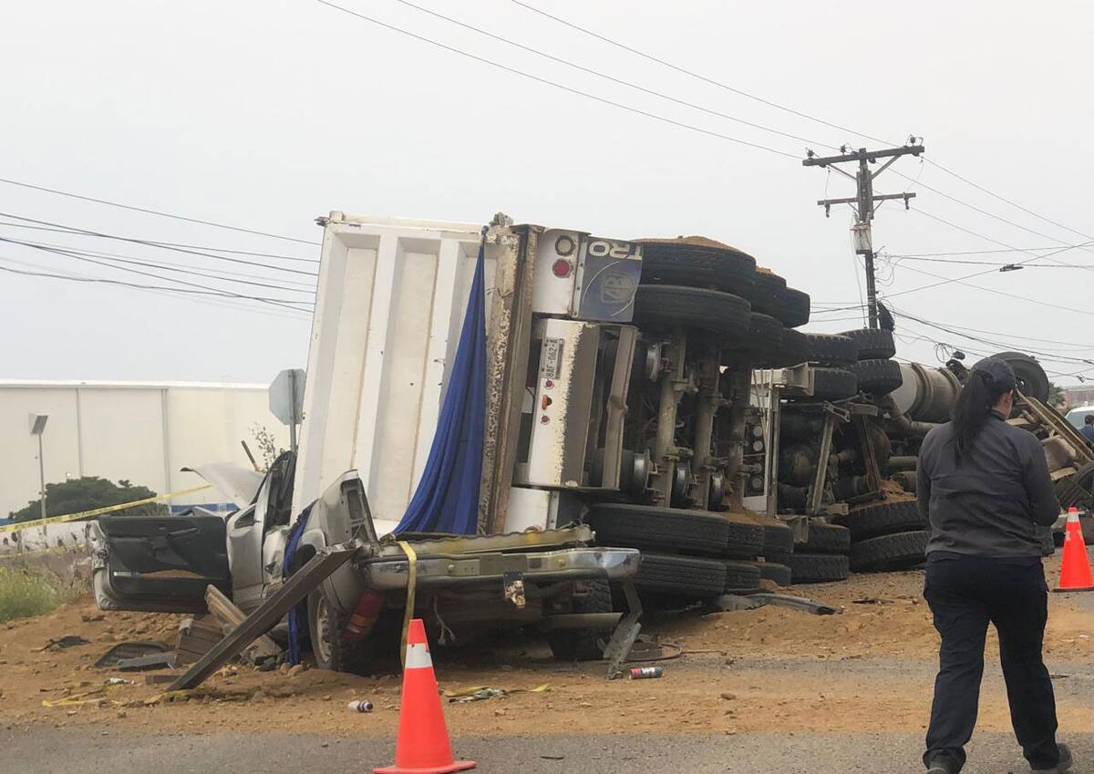El tractocamión cargado de tierra para compactar, se dirigía hacia el bulevar Popotla por el Corredor 2000, cuando perdió el control y se volcó.