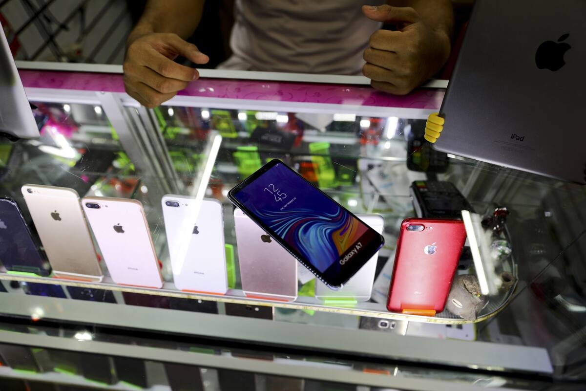 Mexicanos recurren a celulares falsos para darlos en asaltos