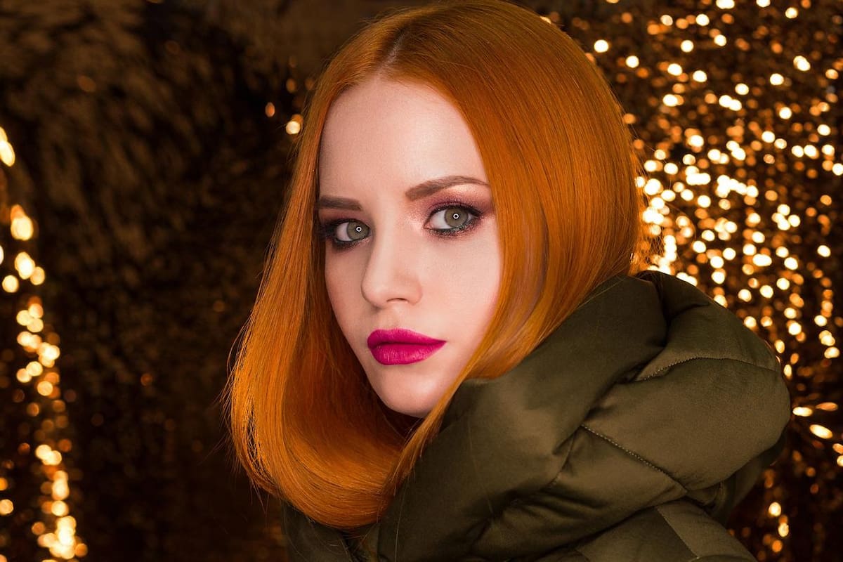 ¿Hacia dónde se debe llevar la raya del cabello según la forma del rostro?