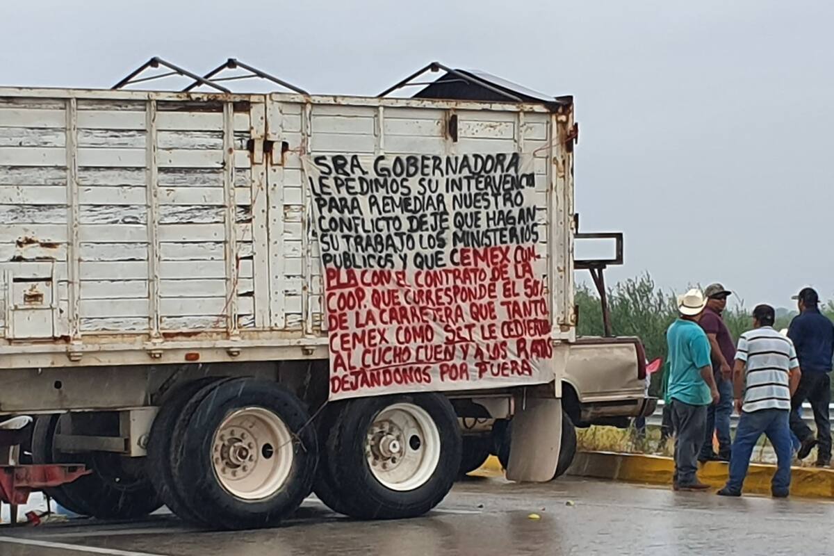 Pese a lluvia, Yaquis mantienen bloqueo carretero