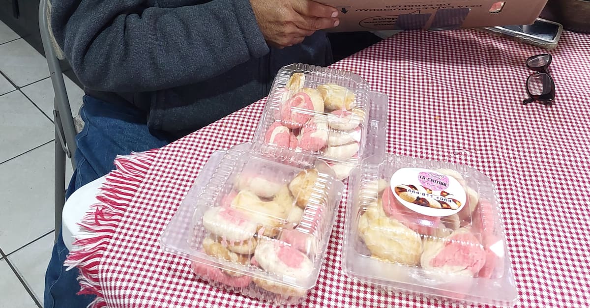 El señor René Sánchez invitó a las personas a comprar galletas que revende, debido a que está endeudado. Foto: Khennia Reyes