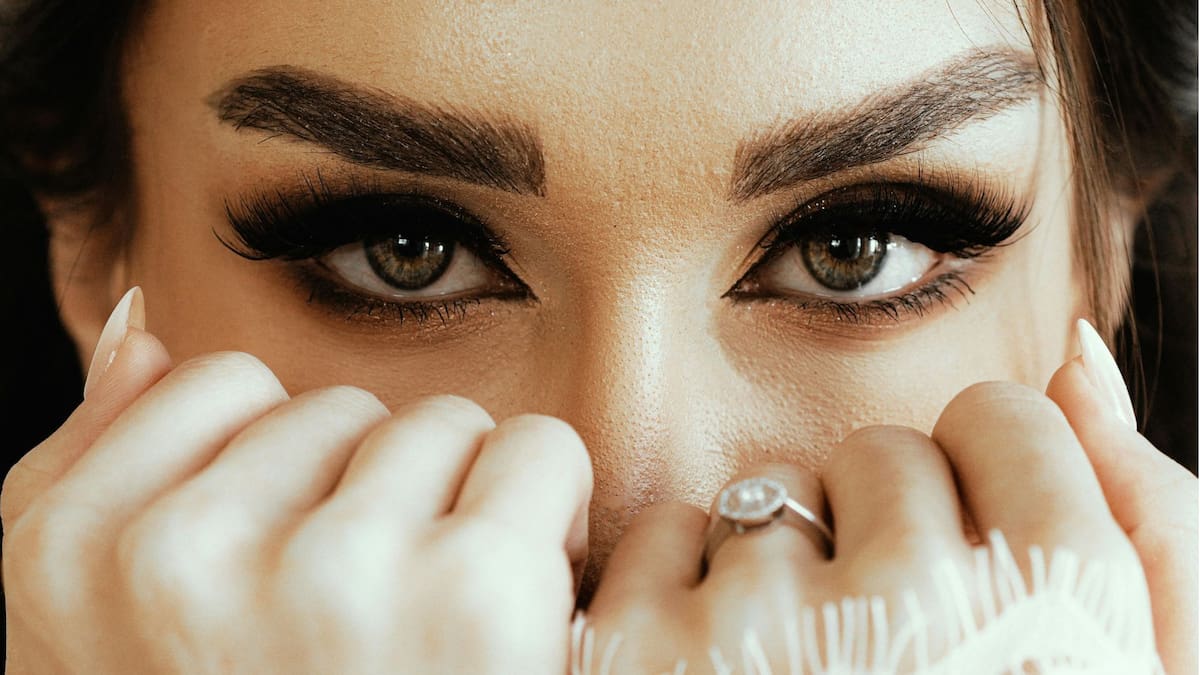 El truco de la base blanca para que las sombras de ojos se vean más vibrantes | Foto: Especial (canva)