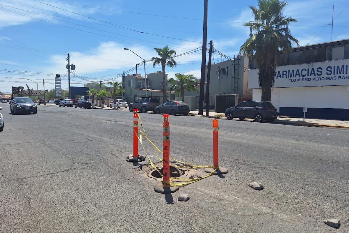 Peligro vial por alcantarilla abierta en la Reforma