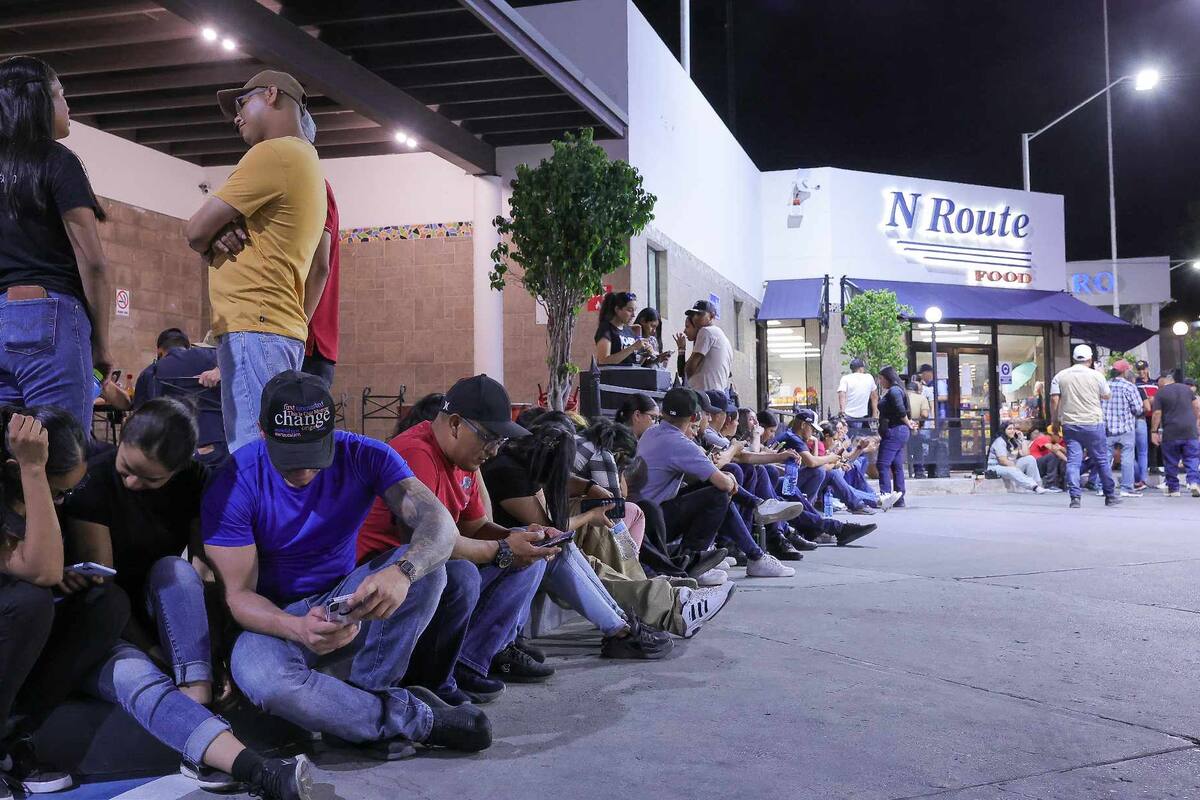 Comienzan las filas para casillas especiales, una noche antes de las elecciones presidenciales