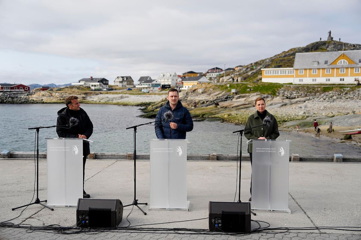 Nuuk (Greenland), 15/06/2025.- French President Emmanuel Macron greets local Greenlanders at the airport in Nuuk, Greenland, 15 June 2025, during his visit to the country. (Dinamarca, Francia, Groenlandia) EFE/EPA/MADS CLAUS RASMUSSEN DENMARK OUT