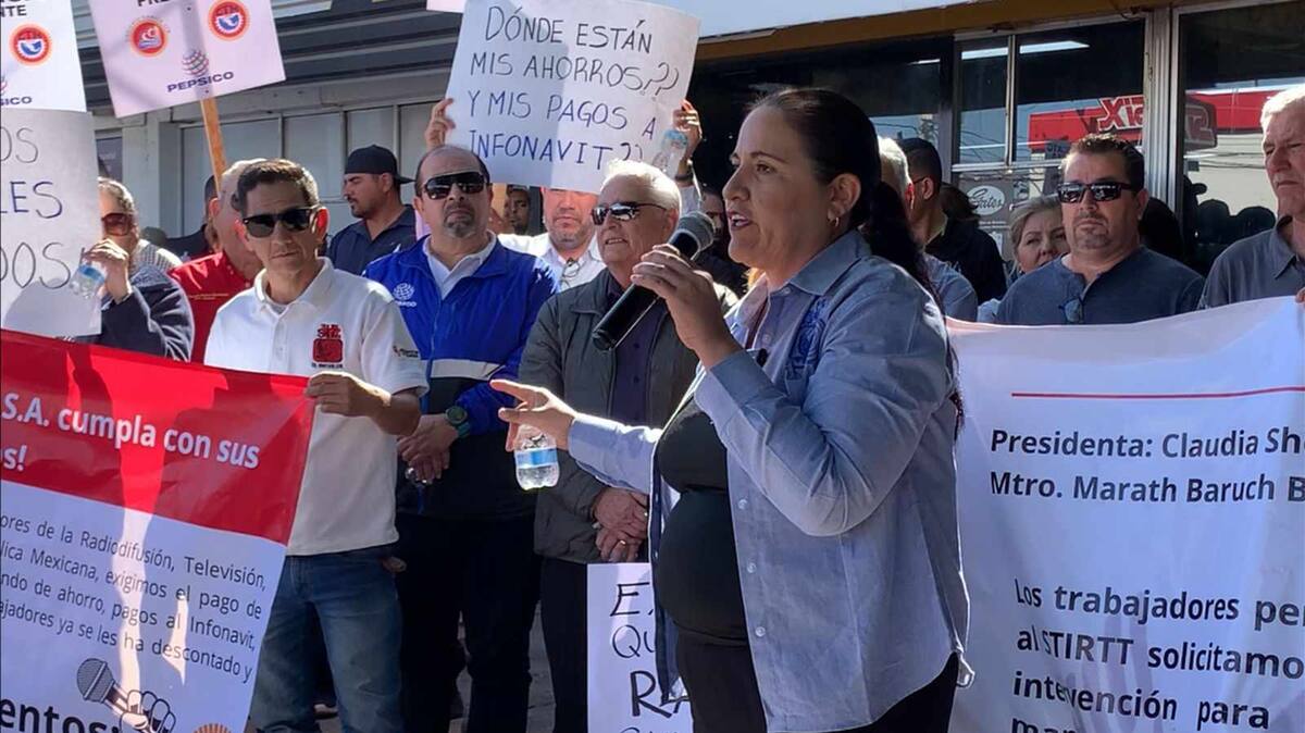 Los manifestantes se plantaron frente a las instalaciones de Radio SA en la calle 200 y Zacatecas / Foto: Mayra Echeverría
