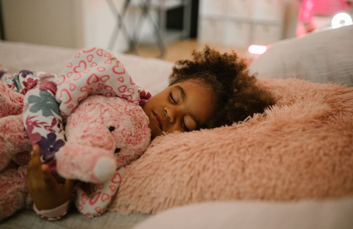 Niños y adolescentes deben tener un sueño reparador de entre ocho y 11 horas diarias durante la noche para respetar su ciclo circadiano. | Crédito: canva