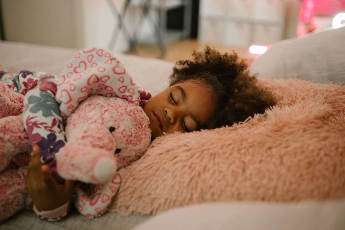 Expertos advierten que mantener rutinas de sueño en vacaciones es clave para la salud infantil