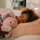 Expertos advierten que mantener rutinas de sueño en vacaciones es clave para la salud infantil