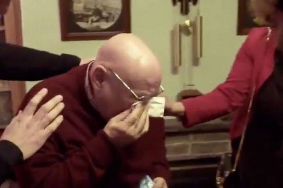 Sorprenden con regalos y cena a anciano que pasaba navidades solo