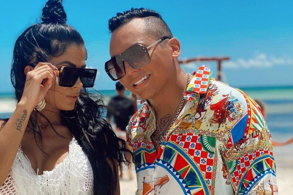 Kimberly Flores y Edwin Luna posan desde la cama con poca ropa