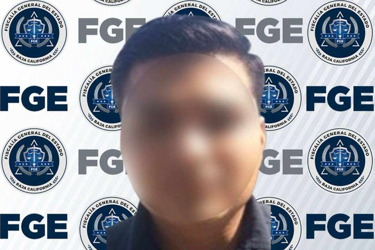 Detienen a policía municipal en posesión de vehículo con reporte de robo