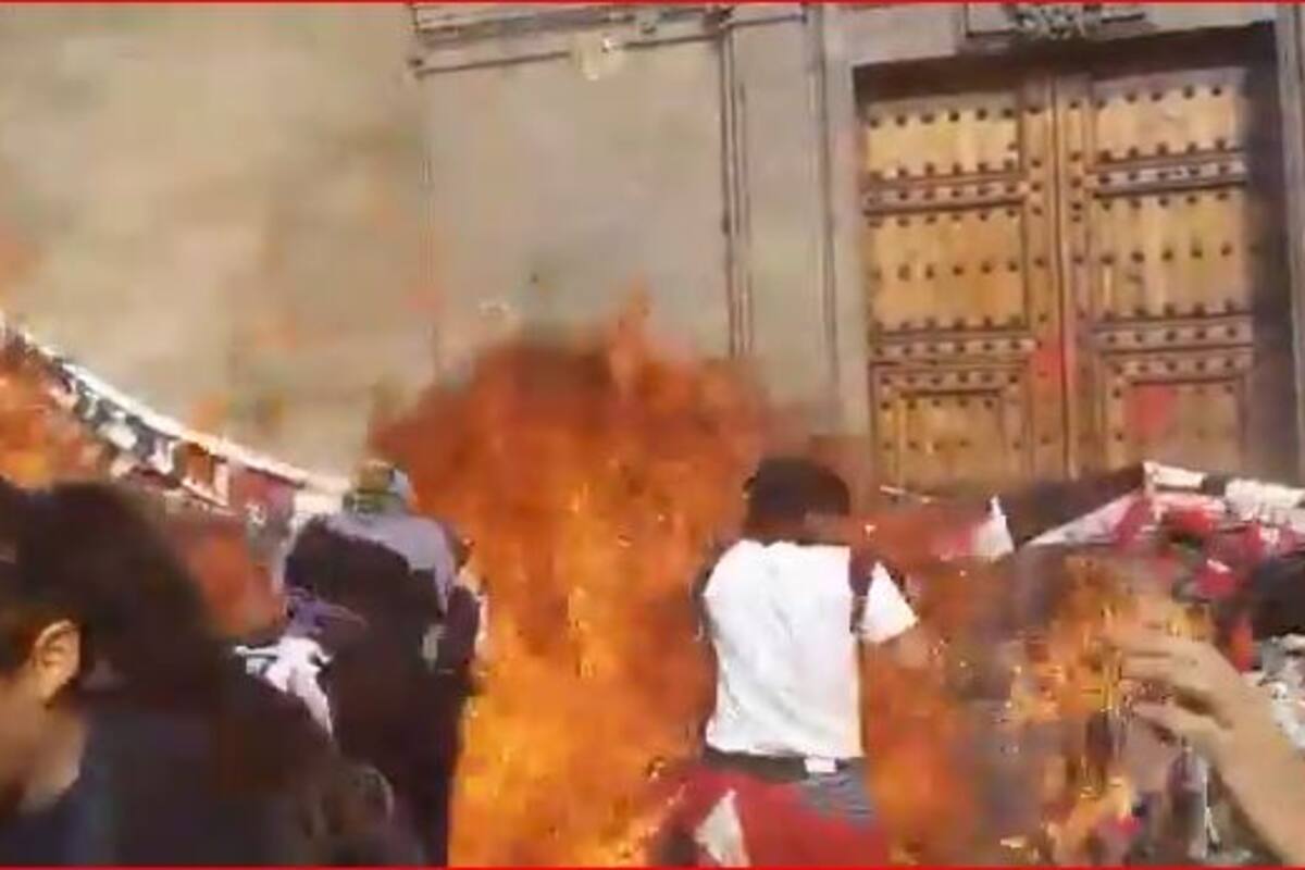 Lanzan objeto explosivo en Palacio Nacional durante marcha feminista