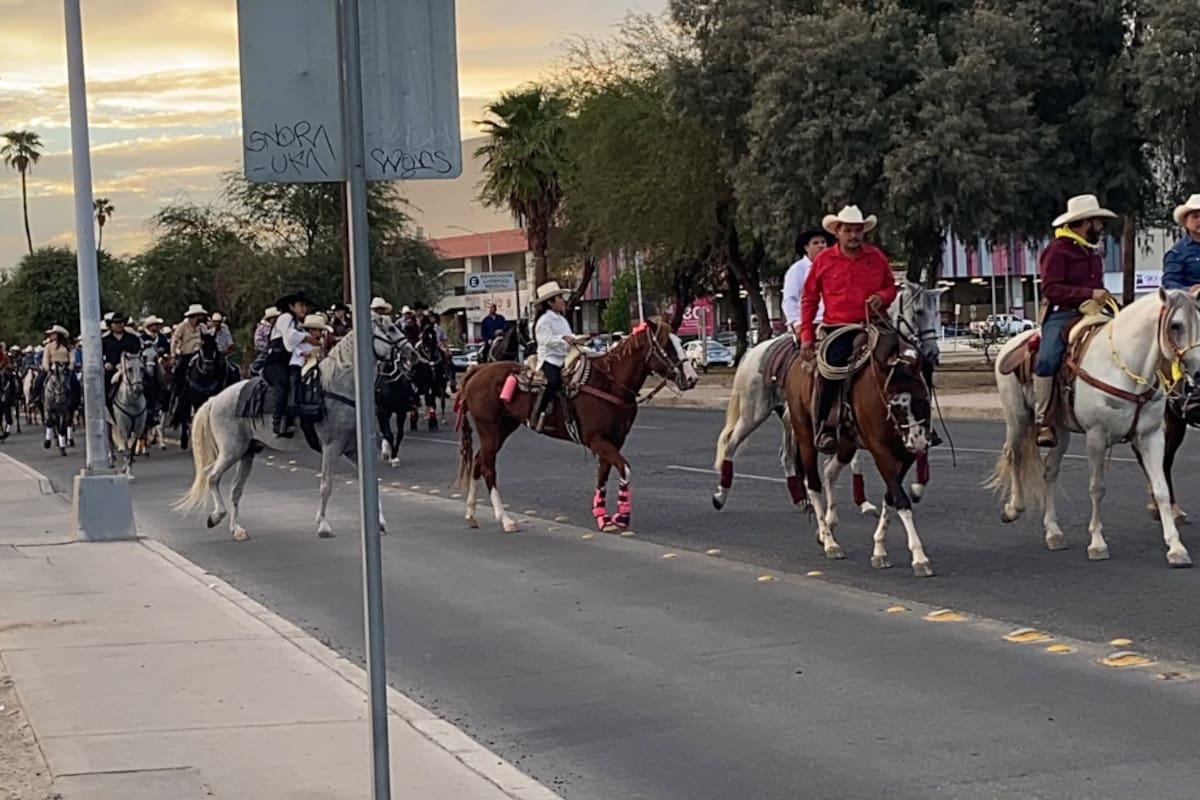 Cabalgata de las Fiestas del Sol 2026 reúne a 120 caballos y jinetes en Mexicali