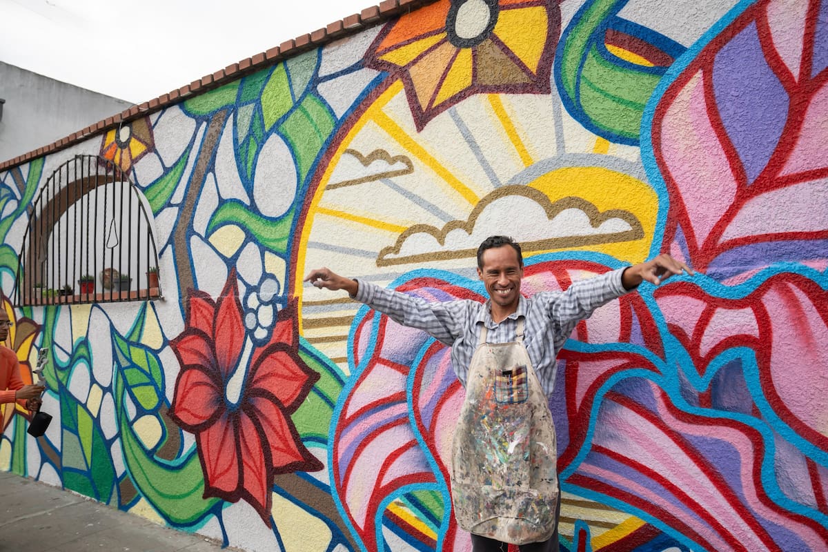 Jóvenes pintan murales para recuperar espacios públicos de la Zona Norte