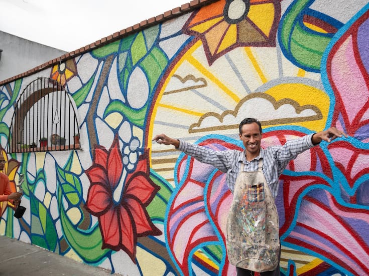 Jóvenes pintan murales para recuperar espacios públicos de la Zona Norte