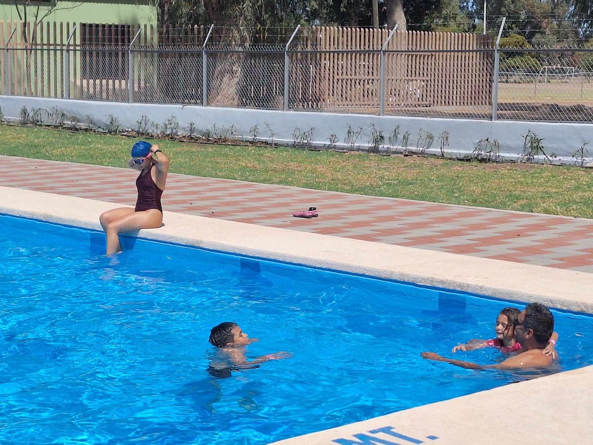 Debido a las altas temperaturas más personas salen a disfrutar de la recién remodelada alberca del Deprotivo Álvaro Obregón. | Crédito: Mayra Echeverría