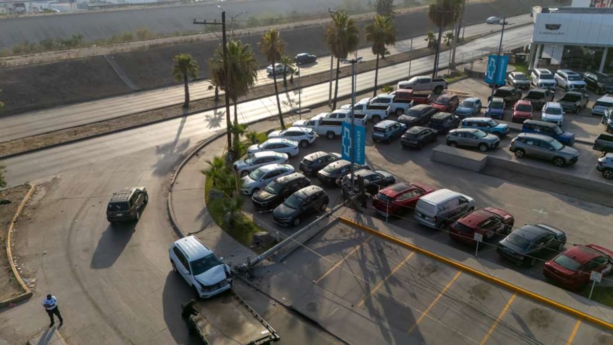 El choque provocó la caída de cables de electricidad a la altura de la plaza Mundo Divertido durante la mañana de este jueves. Foto: Border Zoom