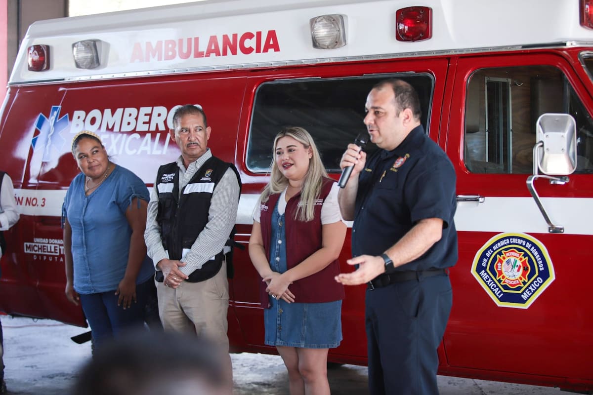 Diputada dona ambulancia a Bomberos