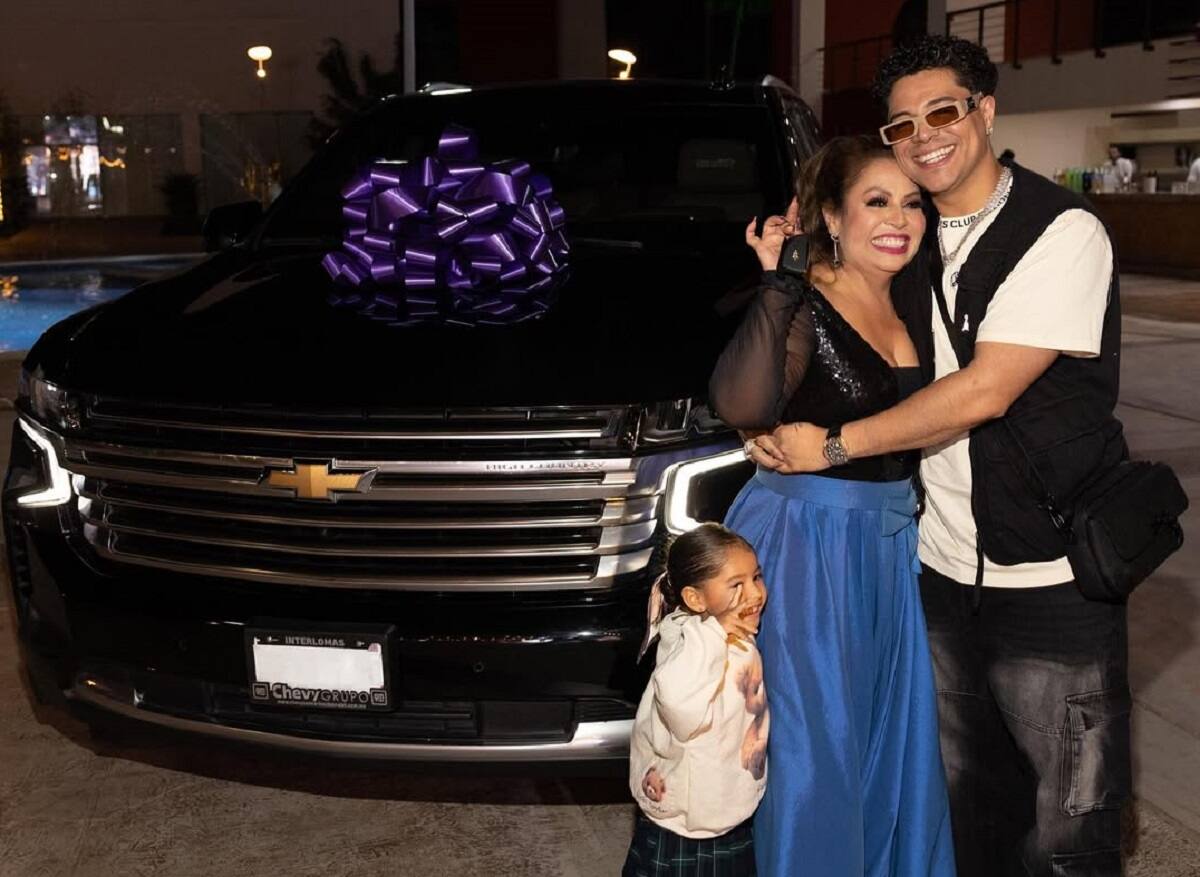 Doña Lorena Cázarez con las llaves del auto que le regaló su hijo.