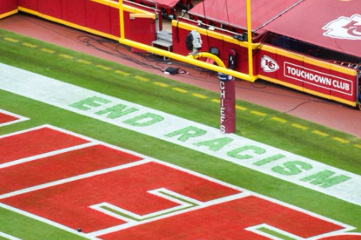 ¡Gran movimiento! "Pongan fin al racismo" en zona de anotación del estadio de Chiefs