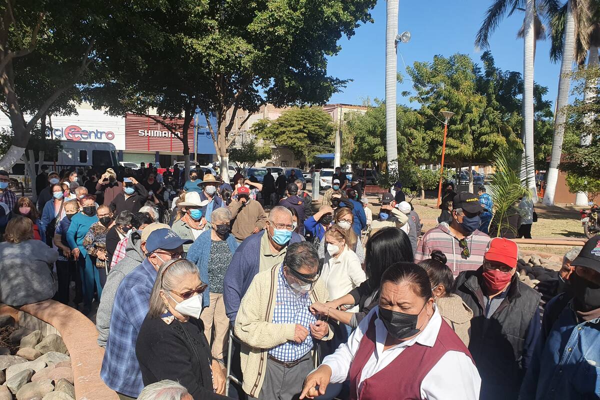 Falta de información, orden y distanciamiento social en puesto de vacunación Covid en Ciudad Obregón, Sonora