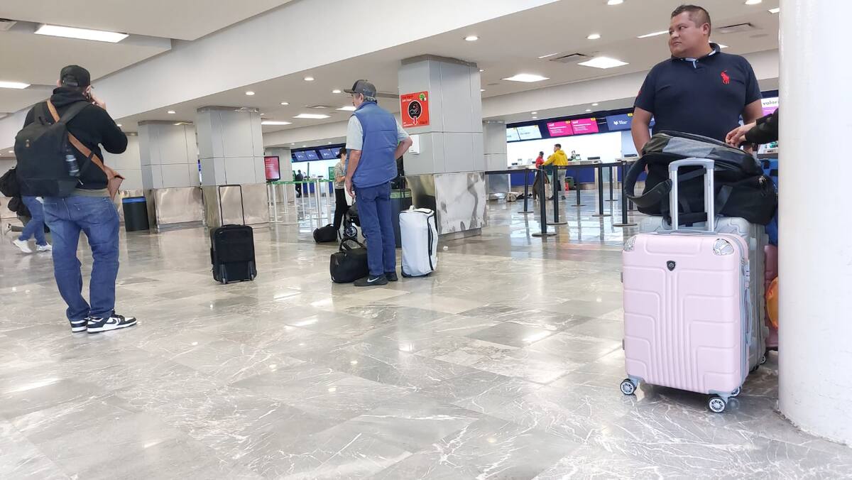 Los viajeros navideños comienzan a llegar al Aeropuerto de Tijuana.
