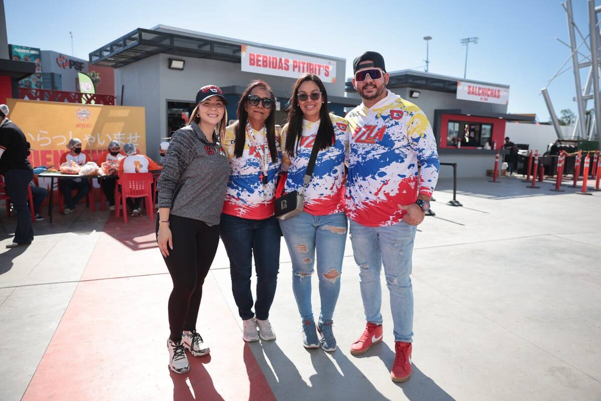 Juli, Alexis, Manielis y Magalis, un grupo de personas de Venezuela que vienen acompañando a uno de los jugadores del equipo de su país l Foto: Daniel Reséndiz
