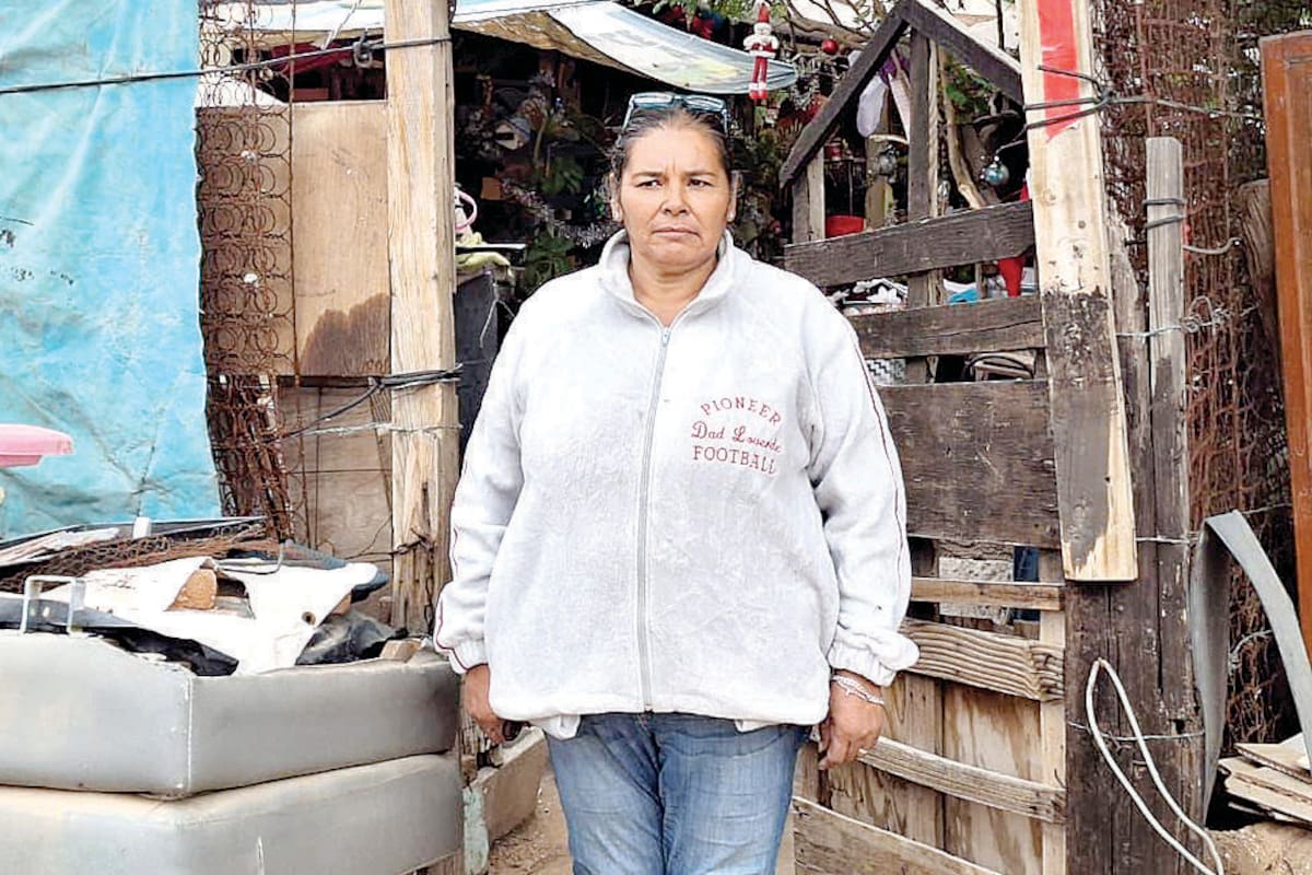 Sólo tienen dos cobijas y un catre roto: familia de la Invasión Tres Reynas duerme afuera, enfrenta noches frías y necesita apoyo