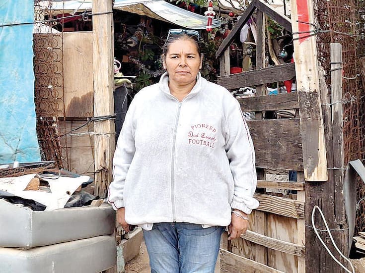 Sólo tienen dos cobijas y un catre roto: familia de la Invasión Tres Reynas duerme afuera, enfrenta noches frías y necesita apoyo