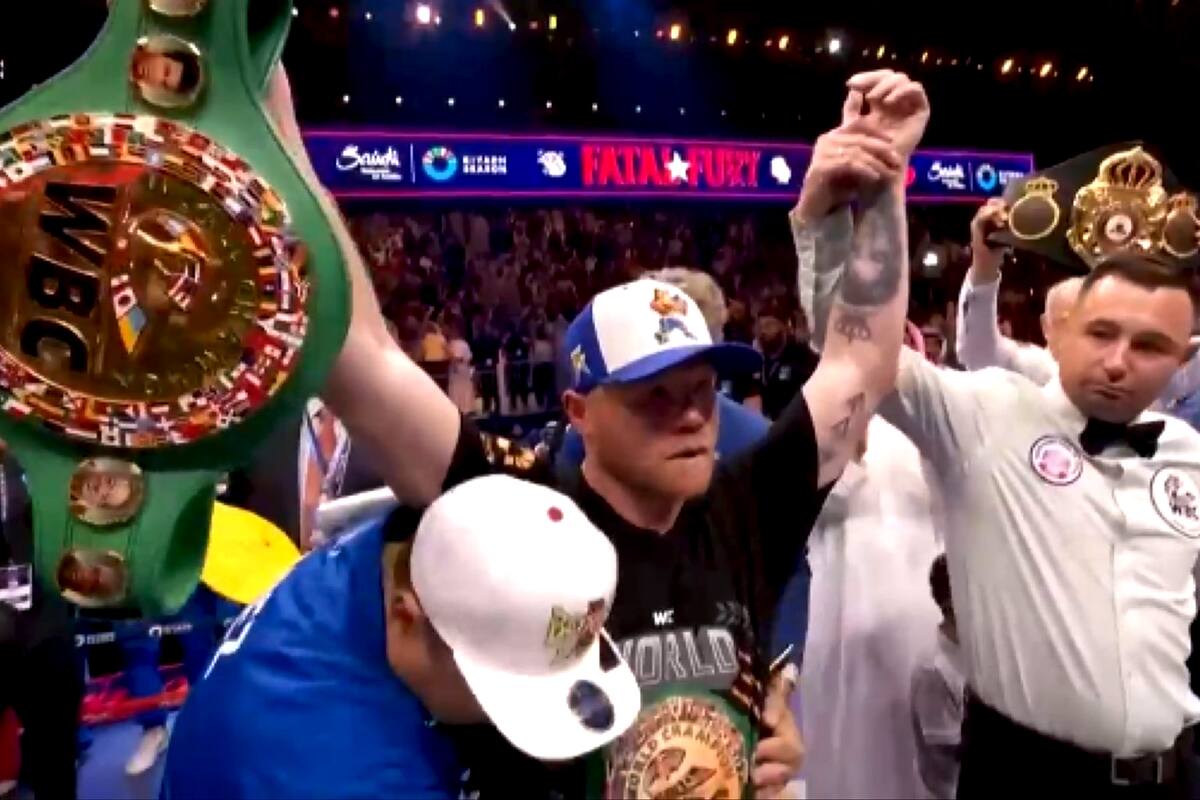 Canelo Álvarez unifica títulos supermediano tras difícil victoria sobre William Scull en Arabia Saudita