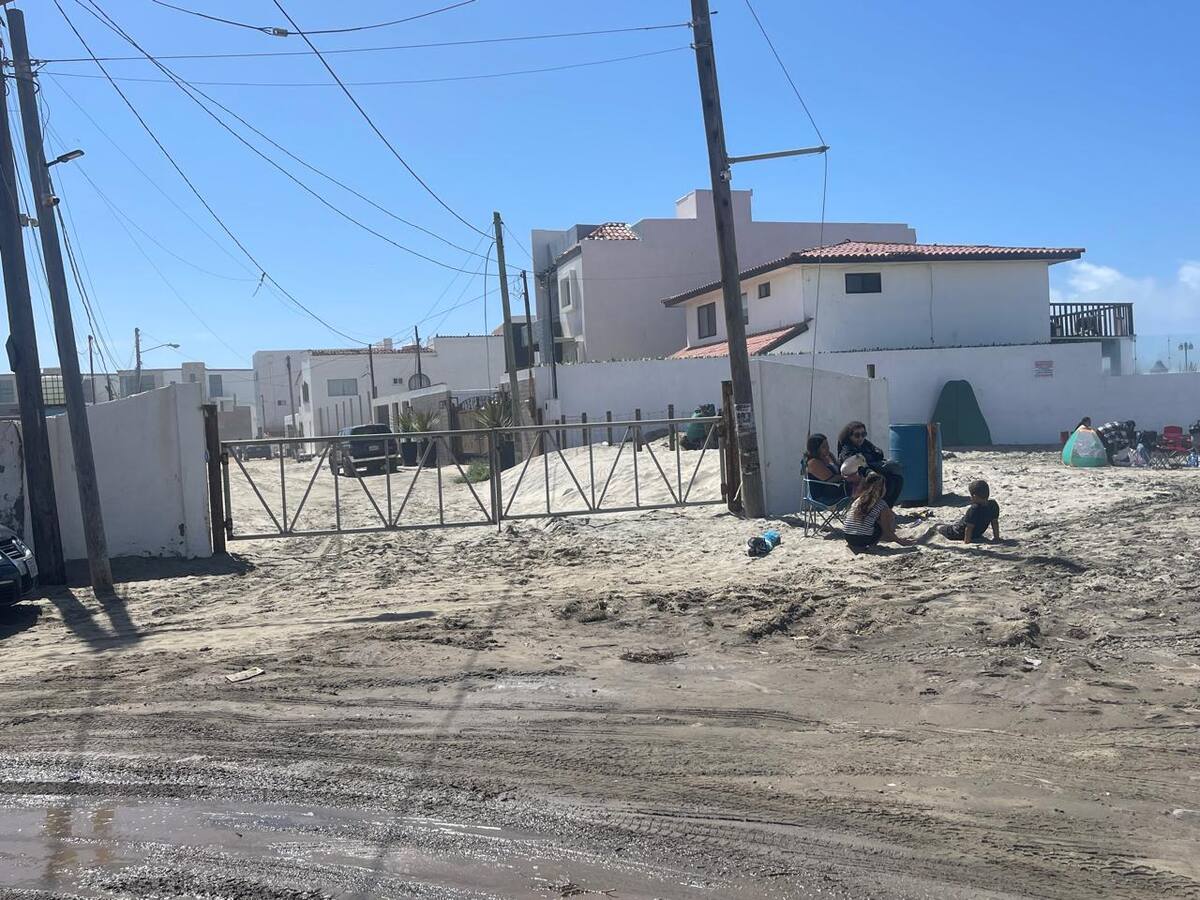 Acceso a playa en Rosarito entre el orden y desorden