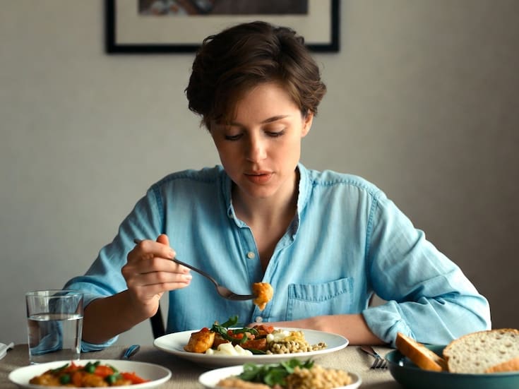 Comer sin compañía podría acelerar el envejecimiento