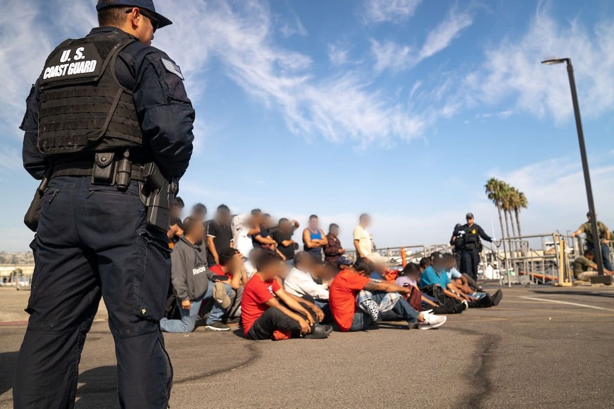 Guardia Costera rescata a 37 migrantes tras quedar a la deriva frente a California