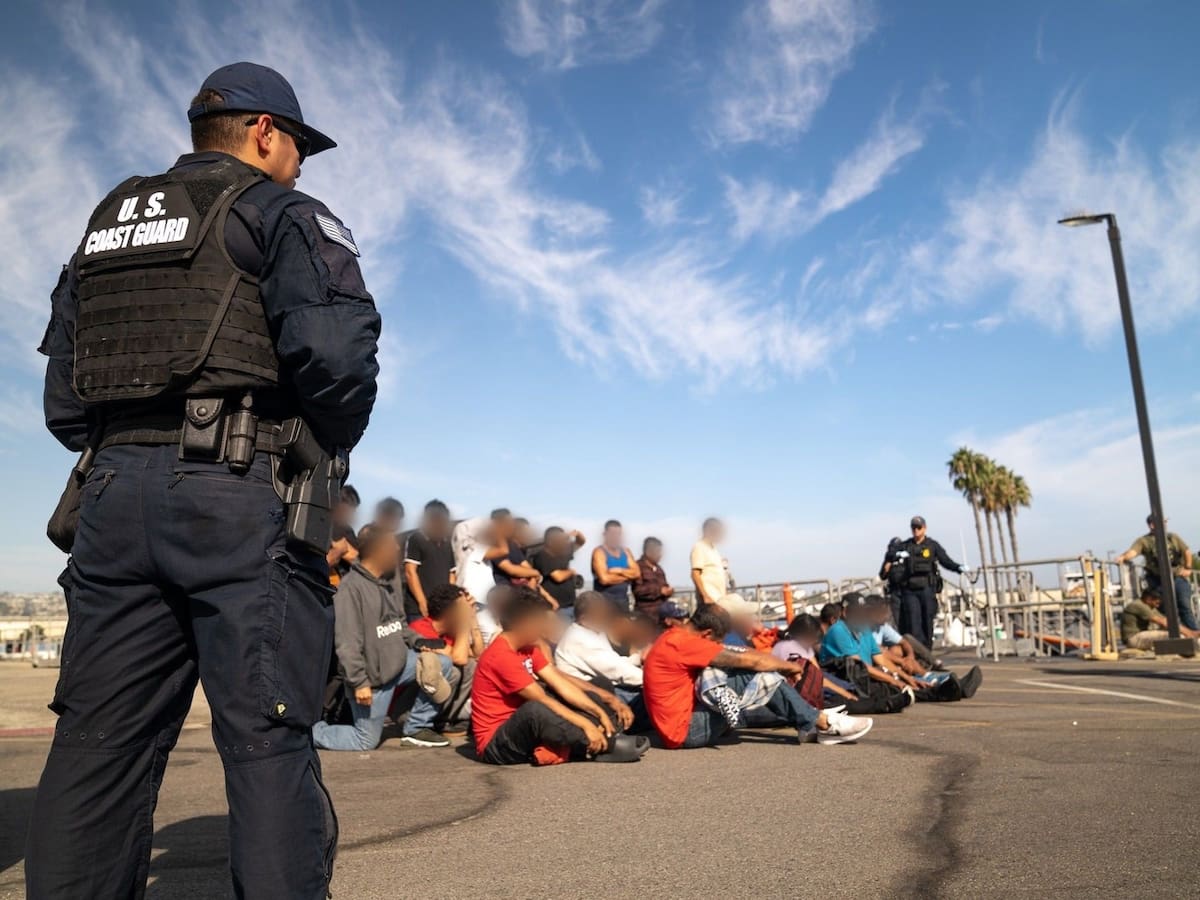La Guardia Costera de Estados Unidos rescató a 37 personas de una embarcación que se encontraba a la deriva frente a California. Foto: Cortesía