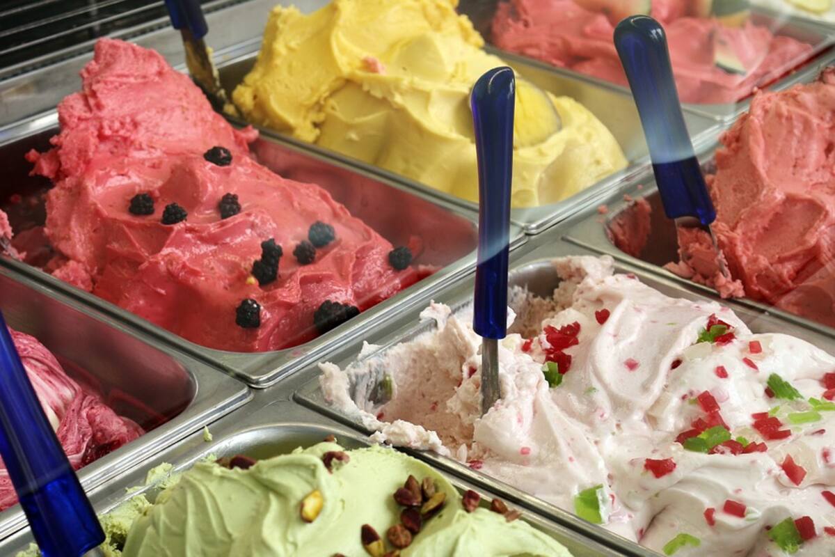 Captan a mujer orinando utensilios de heladería y escupiendo a postres